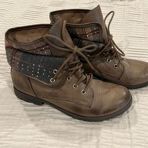 Rock & Candy size 9 plaid and studded distressed tan boots